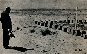 Auf einem Schlachtfeldfriedhof in Ägypten, 1942 von Unbekannt