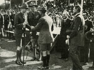 Bei der Parade der Pfadfinder und Pfadfinderinnen, Adelaide, Australien, 1927, 1937 von Unbekannt
