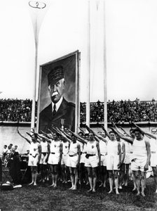 Athleten geben den faschistischen Gruß, Parc des Princes, Paris, 1941