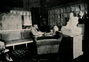 Auguste Rodin unter seinen Büchern in der Rue De Varenne 77, um 1900 von Unbekannt