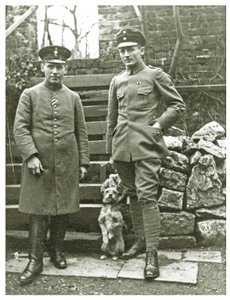 Österreichische oder italienische Soldaten mit einem Hund, Februar 1918