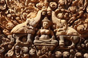 Banteay-Srei-Tempel in Angkor, Kambodscha. Lakshmi, hinduistische Göttin des Reichtums und Frau des Gottes Vishnu, wird von zwei Elefanten mit heiligem Wasser besprengt. Siem Reap, Kambodscha von Unbekannt