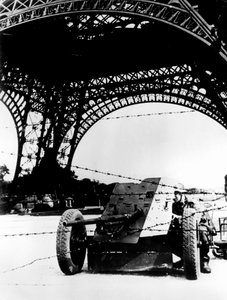 Stacheldraht und Panzerabwehrkanone unter dem Eiffelturm, deutsch besetztes Paris, 1940-1944