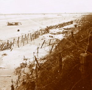Stacheldrahtbarrieren am Strand, Nieuwpoort-Bad, Flandern, Belgien, ca. 1914-1918 von Unbekannt