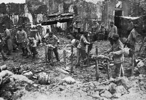 Stacheldrahtaufwicklung, die Verteidigung von Verdun, Frankreich, Erster Weltkrieg, 1916, ca. 1920