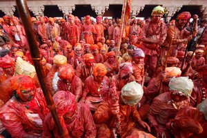 Barsana Dorfbewohner feiern Holi in Nandgaon, Nandgaon, Indien