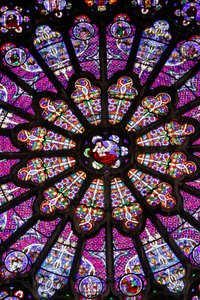 Basilika von St. Denis, Nordquerhaus, Buntglasfenster (ein Detail), Rosettenfenster über dem mittleren Tor, Saint-Denis, Frankreich von Unbekannt