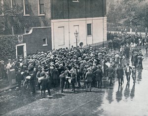 Bevor England den Krieg erklärte: Deutsche Reservisten warten vor dem deutschen Konsulat in London, 1914 von Unbekannt