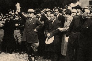 Benito Mussolini, zwischen den Mitgliedern der Faschistischen Partei, kurz nach dem Marsch auf Rom