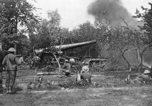 Große Eisenbahngeschütz beim Feuern während des Vormarsches im Westen, Erster Weltkrieg, 1914-1918, ca. 1920 von Unbekannt