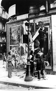 Plakatwand mit Männern, die Propagandaplakate anbringen, Paris, Zweiter Weltkrieg, 1939-1945