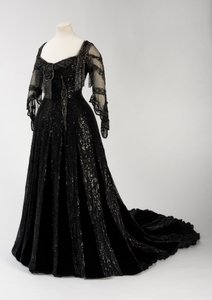 Schwarzes Abendkleid in voller Länge, getragen von Königin Alexandra, mit Perlen- und Paillettenverzierung und der charakteristischen schwarzen Seiden- und goldbeschrifteten Namensband von Königin Alexandra, hergestellt von Barolet of Knightsbridge, London