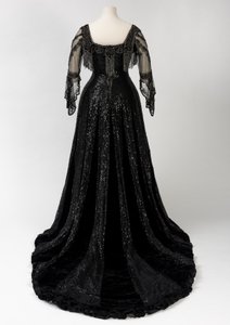 Schwarzes Abendkleid getragen von Königin Alexandra, mit Perlen- und Paillettenverzierung, hergestellt von Barolet of Knightsbridge, London 1908-1910