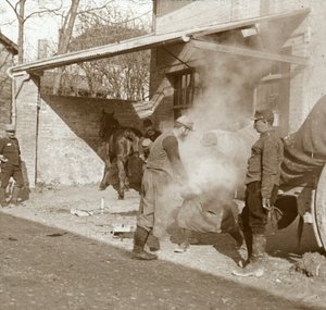 Schmied beim Beschlagen eines Pferdes, Suippes, Nordfrankreich, ca. 1914-ca. 1918 von Unbekannt