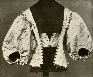 Mieder aus weißem Satin, geschlitzt und gepunktet, ca. 1620-1640, 1937