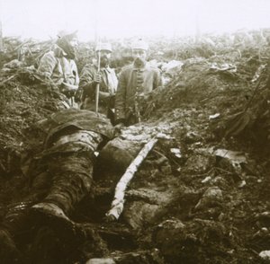 Leichen und Gefangene, Les Éparges, Nordfrankreich, 1915 von Unbekannt