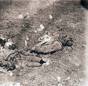 Leichen toter Soldaten, um 1914-1918 von Unbekannt