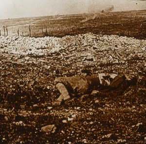 Körper mit Sperrfeuer in der Ferne, ca. 1914-1918 von Unbekannt