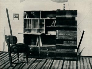 Bücherregal und Stuhl. Entworfen und ausgeführt von Hans Hartl, um 1927