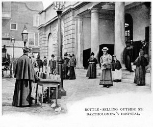 Flaschenverkauf vor dem St. Bartholomews Hospital, London, um 1903