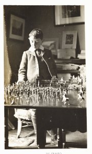 Junge spielt mit Zinnsoldaten, um 1912