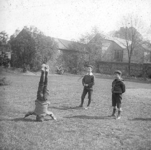 Jungen beim Spielen, frühes 20. Jahrhundert