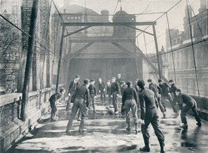 Jungen spielen Fußball auf dem Dach der St. Pauls Cathedral Choir School, London, ca. 1901
