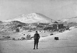 Britischer Entdecker Ernest Shackleton im Basislager Cape Royds, Antarktis, 1908