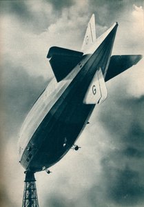 Britisches Starrluftschiff R101 an ihrem Ankermast in Cardington, Bedfordshire, ca. 1929-1937 von Unbekannt
