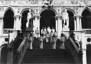 Britische Seeleute besuchen den Dogenpalast, Venedig, Italien, 1938