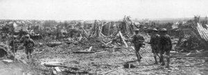 Britische Soldaten erkunden die Ruinen von Albert, Somme, Frankreich, 22. August 1918