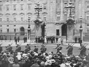Britische Soldaten marschieren am Buckingham Palace vorbei, London, August 1914
