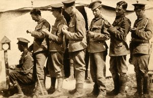 Britische Soldaten synchronisieren ihre Uhren an der Frontlinie, Erster Weltkrieg, 1914-1918, 1933