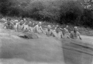 Britische Soldaten waschen sich in einem Gebirgsbach, Kalsi, Indien, 1917