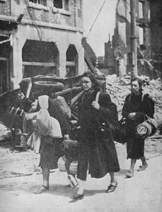 Britische Truppen halten in Louvain stand, während Flüchtlinge die Stadt verlassen, 1940