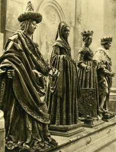 Bronzestatuen in der Hofkirche, Innsbruck, Tirol, Österreich, ca. 1935 von Unbekannt