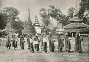 Burmesische Phoongyies sammeln Almosen, 1900