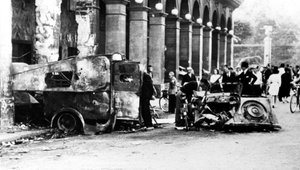 Ausgebrannte Fahrzeuge in der Rue de Castiglione, Befreiung von Paris