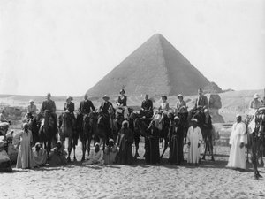 Kamel-Tour vor einer der Pyramiden von Gizeh, Ägypten, ca. 1920er-1930er