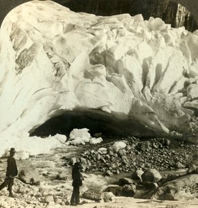 Kavernöser Mund des riesigen Brigsdal-Gletschers, wo schmelzendes Eis Bergströme bildet, Norwegen, ca. 1905