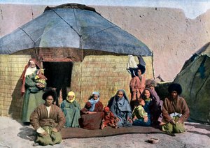 Zentralasiatische Familie vor ihrem Haus