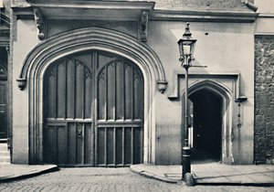 Charterhouse. Außenansicht des Eingangstors, 1925