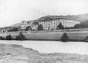Chatsworth House vom anderen Ufer des River Derwent, Derbyshire