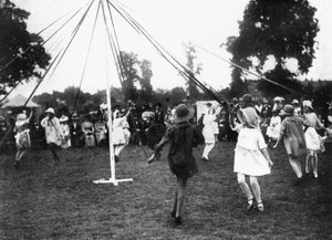 Kinder tanzen um einen Maibaum, 1926