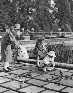 Kinder füttern die Spatzen im Hyde Park, London, 1926-1927
