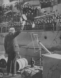 Churchill antwortet auf den Jubel der Besatzung der HMS Prince of Wales, 1941