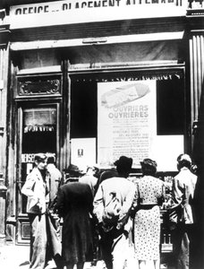 Bürger von Paris vor einem deutschen Arbeitsvermittlungsbüro, 1940-1944