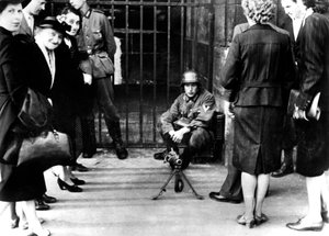 Zivilisten vor einem deutschen Wachposten mit Maschinengewehr, Paris, Juni 1940