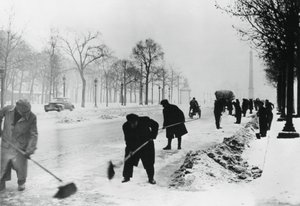 Schneeräumung auf den Champs Elysees, deutsch besetztes Paris, Winter