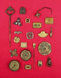 Sammlung von angelsächsischem und keltischem Schmuck, darunter vergoldete Bronzebeschläge, Untertassen- und Kreuzfibeln und ein merowingisches Anhänger, aus dem 1. bis 7. Jahrhundert n. Chr. von Unbekannt